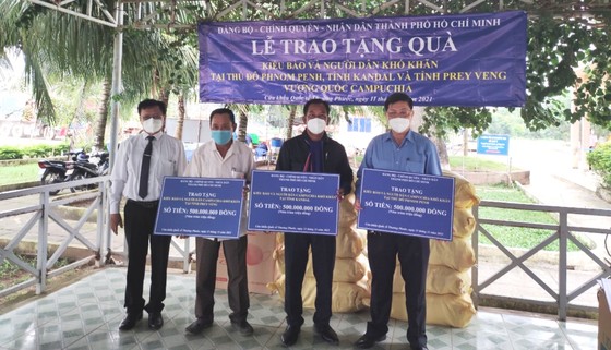 TPHCM trao 1,5 tỷ đồng hỗ trợ kiều bào và người dân Campuchia bị ảnh hưởng bởi dịch Covid-19 ảnh 1