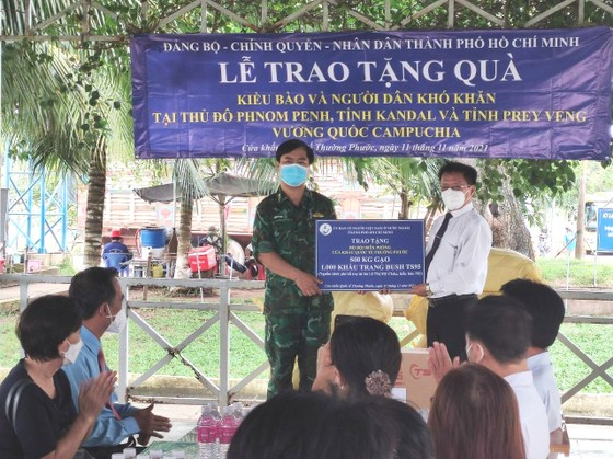 TPHCM trao 1,5 tỷ đồng hỗ trợ kiều bào và người dân Campuchia bị ảnh hưởng bởi dịch Covid-19 ảnh 4