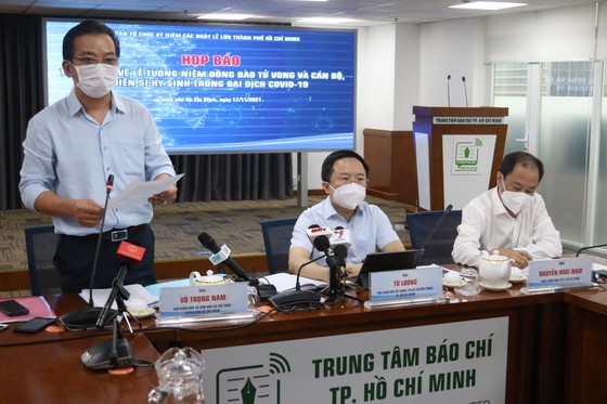 Cùng tắt đèn và thắp nến tưởng niệm đồng bào tử vong do Covid-19 ảnh 1