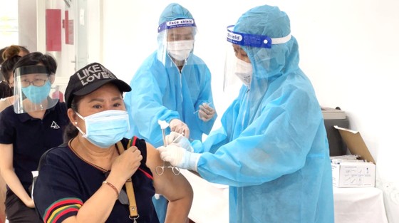Người dân ở quận 3 được tiêm mũi 3 vaccine Covid-19 mà không cần tin nhắn, thư mời ảnh 1