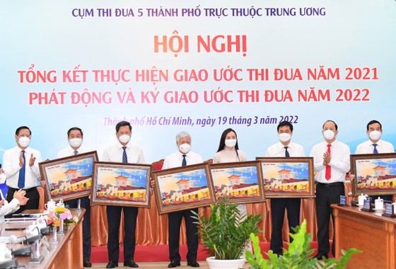 Nâng cao tỷ lệ khen thưởng đối với công nhân, nông dân, người lao động ảnh 5 Nâng cao tỷ lệ khen thưởng đối với công nhân, nông dân, người lao động ảnh 5