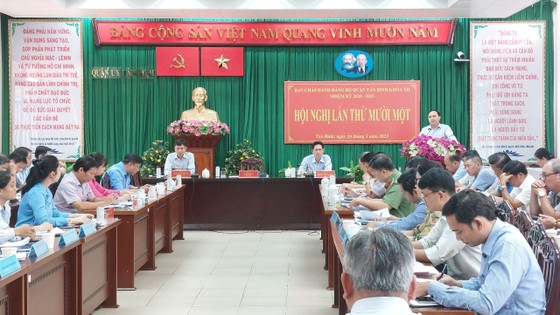 Đồng chí Lê Hoàng Hà, Bí thư Quận ủy phát biểu tại hội nghị