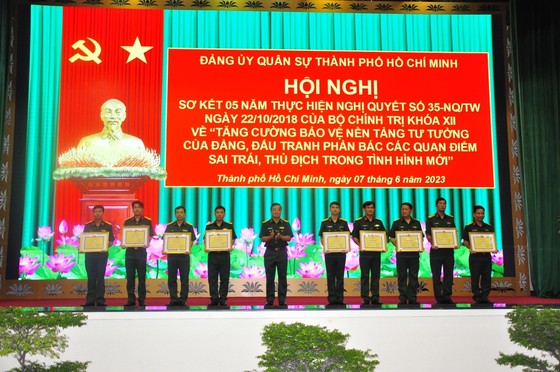 Đại tá Nguyễn Tuấn Bảo trao tặng giấy khen cho cán bộ, chiến sĩ lực lượng vũ trang tiêu biểu trong đấu tranh phản bác các quan điểm sai trái