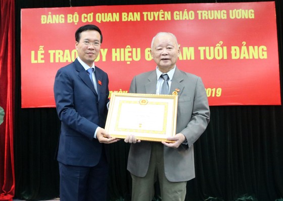 Trao tặng Huy hiệu 60 năm tuổi Đảng cho nguyên Bí thư Thành ủy Hà Nội Lê Xuân Tùng ảnh 1 Trao tặng Huy hiệu 60 năm tuổi Đảng cho nguyên Bí thư Thành ủy Hà Nội Lê Xuân Tùng ảnh 1