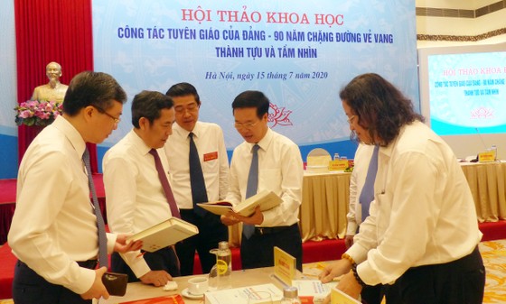 Tổng kết thực tiễn và lý luận, tiếp tục làm sáng tỏ con đường đi lên chủ nghĩa xã hội ảnh 3