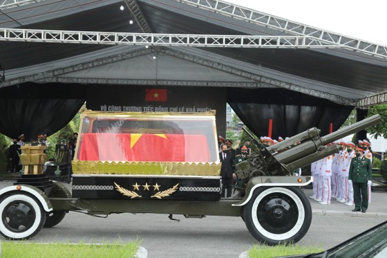 Tiễn đưa nguyên Tổng Bí thư Lê Khả Phiêu về nơi an nghỉ cuối cùng ảnh 25