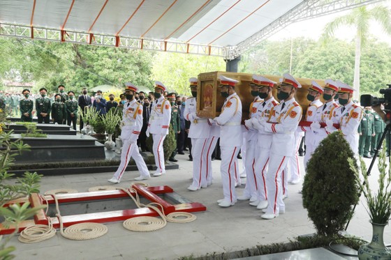 Tiễn đưa nguyên Tổng Bí thư Lê Khả Phiêu về nơi an nghỉ cuối cùng ảnh 27