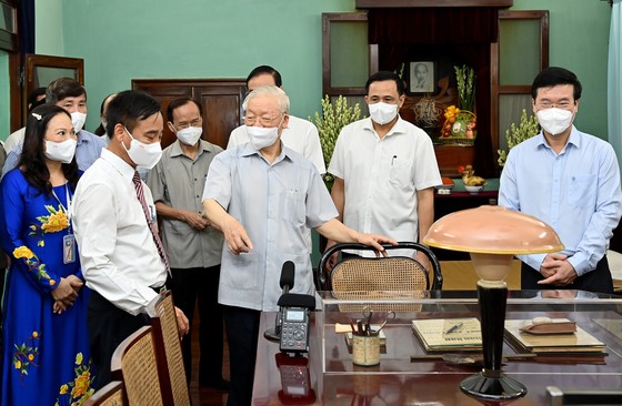 Tổng Bí thư Nguyễn Phú Trọng dâng hương tưởng niệm Chủ tịch Hồ Chí Minh ảnh 1