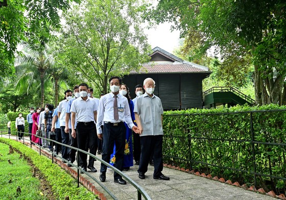 Tổng Bí thư Nguyễn Phú Trọng dâng hương tưởng niệm Chủ tịch Hồ Chí Minh ảnh 2