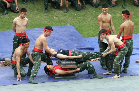 Không quân và đặc công biểu diễn tại lễ khai mạc Triển lãm Quốc phòng quốc tế Việt Nam 2022 ảnh 5