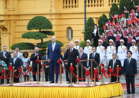 Tổng Bí thư Nguyễn Phú Trọng và Tổng thống Joe Biden tại lễ đón chính thức ở Phủ Chủ tịch, chiều 10-9. Ảnh: QUANG PHÚC ảnh 1