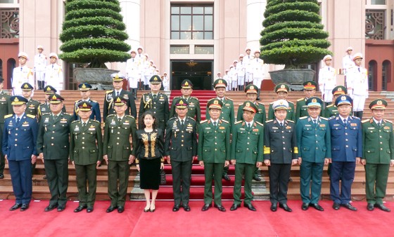 Thượng tướng Nguyễn Tân Cương và Đại tướng Chalermphon Srisawasdi cùng đoàn đại biểu quân sự hai nước tại lễ đón. Ảnh: TRẦN BÌNH ảnh 6