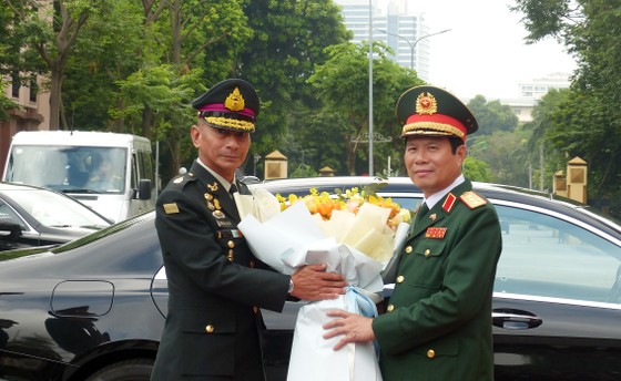 Thượng tướng Nguyễn Tân Cương tặng hoa Đại tướng Chalermphon Srisawasdi tại lễ đón chính thức, sáng 20-9 ở trụ sở Bộ Quốc phòng. Ảnh: TRẦN BÌNH ảnh 3