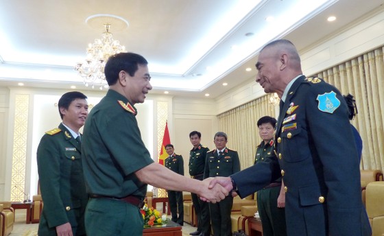 Đại tướng Phan Văn Giang và Đại tướng Chalermphon Srisawasdi tại trụ sở Bộ Quốc phòng, sáng 20-9. Ảnh: TRẦN BÌNH ảnh 1