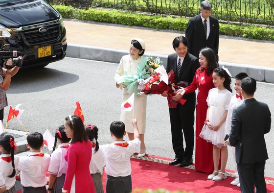Phó Chủ tịch nước Võ Thị Ánh Xuân tặng hoa Hoàng Thái tử Akishino và Công nương Kiko. Ảnh: QUANG PHÚC ảnh 3