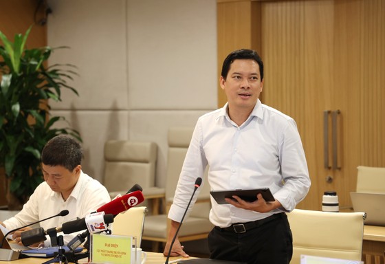 Ông Lê Quang Tự Do trao đổi với báo chí tại cuộc họp báo thường kỳ của Bộ TT-TT chiều 6-11