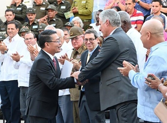 Đại sứ Việt Nam tại Cuba Lê Thanh Tùng và Bí thư thứ nhất Ban Chấp hành Trung ương Đảng Cộng sản Cuba, Chủ tịch nước Cộng hòa Cuba Miguel Díaz-Canel tại buổi lễ. Ảnh: TTXVN ảnh 1