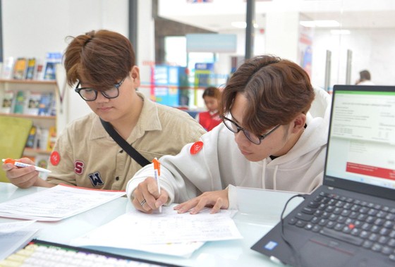 Thí sinh viết hồ sơ xét tuyển vào Trường Đại học Kinh tế Tài chính TPHCM. Ảnh: CAO THĂNG ảnh 1