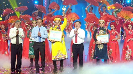 Thí sinh Nguyễn Quốc Nhựt (áo vàng) đoạt giải Chuông vàng vọng cổ 2020