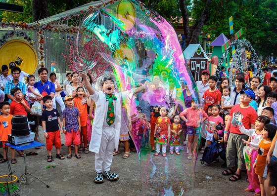 Màn biểu diễn đường phố bong bóng xả phòng khổng lồ ở Công viên Văn hóa Đầm Sen