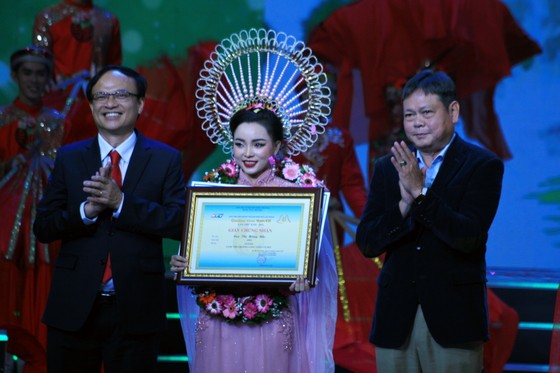 Chuông vàng vọng cổ 2022: Thí sinh Dương Thị Diễm đoạt Chuông vàng ảnh 3