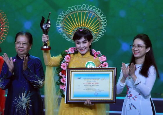 Chuông vàng vọng cổ 2022: Thí sinh Dương Thị Diễm đoạt Chuông vàng ảnh 2