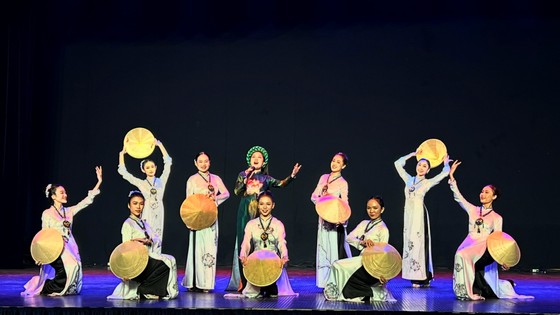 Nhà hát Ca múa nhạc Dân tộc Bông Sen giao lưu cùng đoàn nghệ thuật Ten-Drum Đài Loan
