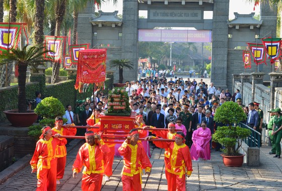 Lãnh đạo TPHCM dâng cúng bánh tét Quốc tổ Hùng Vương ảnh 4