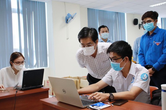 Sinh viên ngành y tham gia hỗ trợ công tác phòng, chống dịch Covid-19 ảnh 1