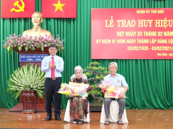 Quận Thủ Đức trao Huy hiệu Đảng cho 103 đảng viên cao tuổi Đảng ảnh 1 Quận Thủ Đức trao Huy hiệu Đảng cho 103 đảng viên cao tuổi Đảng ảnh 1
