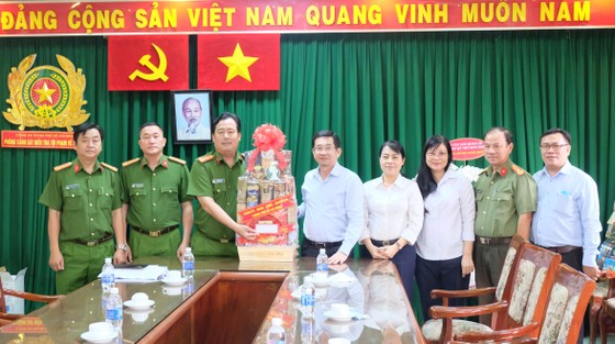 Lãnh đạo TPHCM chúc tết lực lượng vũ trang ảnh 2 Lãnh đạo TPHCM chúc tết lực lượng vũ trang ảnh 2