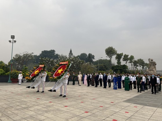 Lãnh đạo TPHCM dâng hương, dâng hoa tưởng niệm các anh hùng liệt sĩ nhân dịp Tết Tân Sửu ảnh 1 Lãnh đạo TPHCM dâng hương, dâng hoa tưởng niệm các anh hùng liệt sĩ nhân dịp Tết Tân Sửu ảnh 1