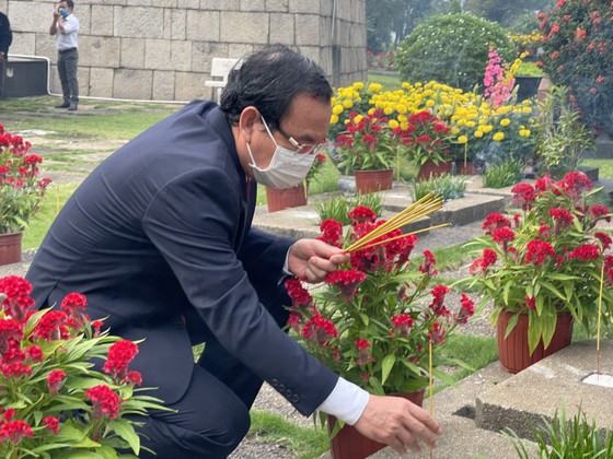 Lãnh đạo TPHCM dâng hương, dâng hoa tưởng niệm các anh hùng liệt sĩ nhân dịp Tết Tân Sửu ảnh 2 Lãnh đạo TPHCM dâng hương, dâng hoa tưởng niệm các anh hùng liệt sĩ nhân dịp Tết Tân Sửu ảnh 2