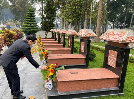 Lãnh đạo TPHCM dâng hương, dâng hoa tưởng niệm các anh hùng liệt sĩ nhân dịp Tết Tân Sửu ảnh 7 Lãnh đạo TPHCM dâng hương, dâng hoa tưởng niệm các anh hùng liệt sĩ nhân dịp Tết Tân Sửu ảnh 7