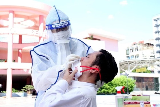 Đến ngày 15-7, TP Thủ Đức hoàn thành lấy mẫu xét nghiệm tầm soát SARS-CoV-2 theo hộ gia đình ảnh 1