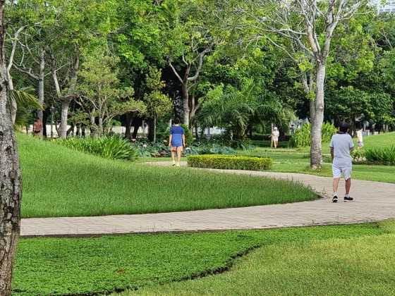 Thí điểm hoạt động trở lại ở quận 7, TPHCM: Nhiều tín hiệu tích cực ảnh 1