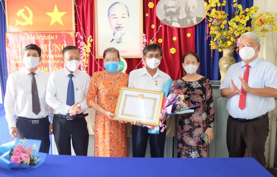 Đồng chí Nguyễn Hữu Hiệp trao Huy hiệu Đảng cho đảng viên cao tuổi Đảng ảnh 3
