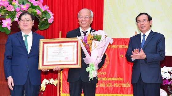 Bí thư Thành ủy TPHCM Nguyễn Văn Nên: Các thành viên Viện Nghiên cứu phát triển Phương Đông là những tấm gương tận tụy, tận tâm, tận hiến ảnh 2