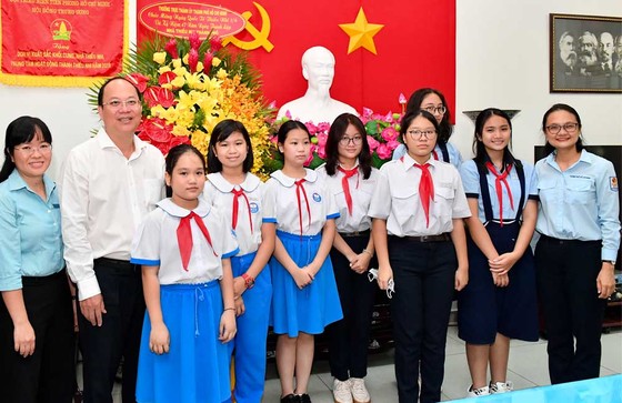 Phó Bí thư Thành ủy TPHCM Nguyễn Hồ Hải chúc mừng Ngày Quốc tế Thiếu nhi. Ảnh: VIỆT DŨNG