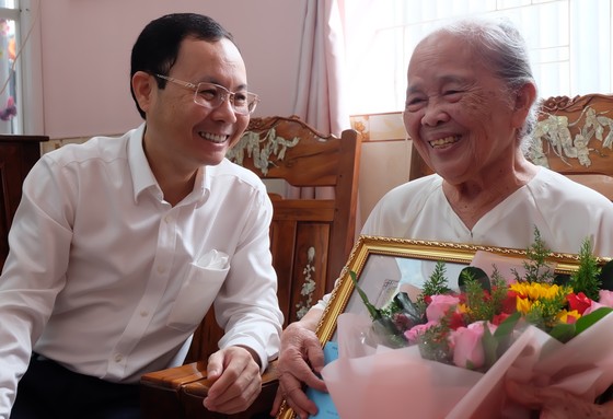 Lãnh đạo TPHCM thăm, chúc thọ người cao tuổi tiêu biểu ảnh 4