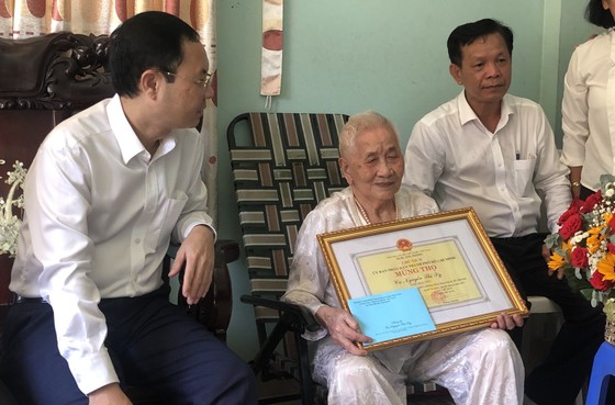 Lãnh đạo TPHCM thăm, chúc thọ người cao tuổi tiêu biểu ảnh 3