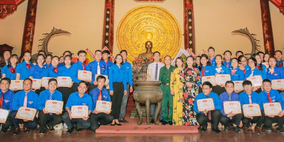 TPHCM tuyên dương 241 cán bộ, công chức trẻ, giỏi, thân thiện ảnh 1