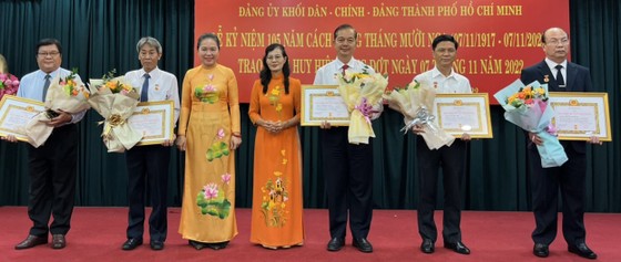 Đảng ủy khối Dân - Chính - Đảng TPHCM trao Huy hiệu Đảng cho 10 đảng viên ảnh 2