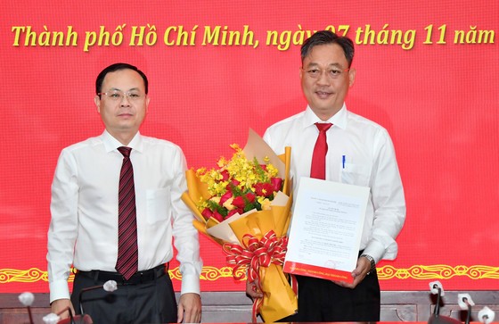 Phó Bí thư Thành ủy TPHCM Nguyễn Văn Hiếu trao quyết định cho đồng chí Nguyễn Minh Đức. Ảnh: VIỆT DŨNG
