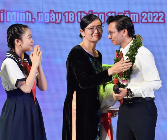 Tuyên dương 244 nhà giáo trẻ tiêu biểu năm 2022 ảnh 2