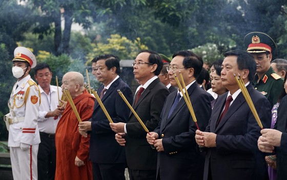 Đoàn lãnh đạo Đảng, Nhà nước dâng hương, dâng hoa cố Thủ tướng Võ Văn Kiệt. Ảnh: HOÀNG HÙNG