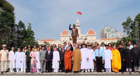 Lãnh đạo TPHCM dâng hương, dâng hoa tưởng niệm các anh hùng liệt sĩ nhân dịp Tết Quý Mão 2023 ảnh 11