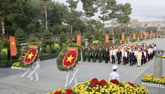 Lãnh đạo TPHCM dâng hương, dâng hoa tưởng niệm các anh hùng liệt sĩ nhân dịp Tết Quý Mão 2023 ảnh 1