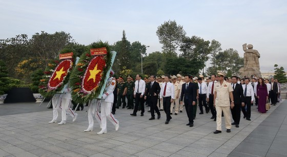 Lãnh đạo TPHCM dâng hương, dâng hoa tưởng niệm các anh hùng liệt sĩ nhân dịp Tết Quý Mão 2023 ảnh 2