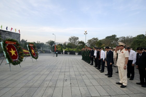 Lãnh đạo TPHCM dâng hương, dâng hoa tưởng niệm các anh hùng liệt sĩ nhân dịp Tết Quý Mão 2023 ảnh 3